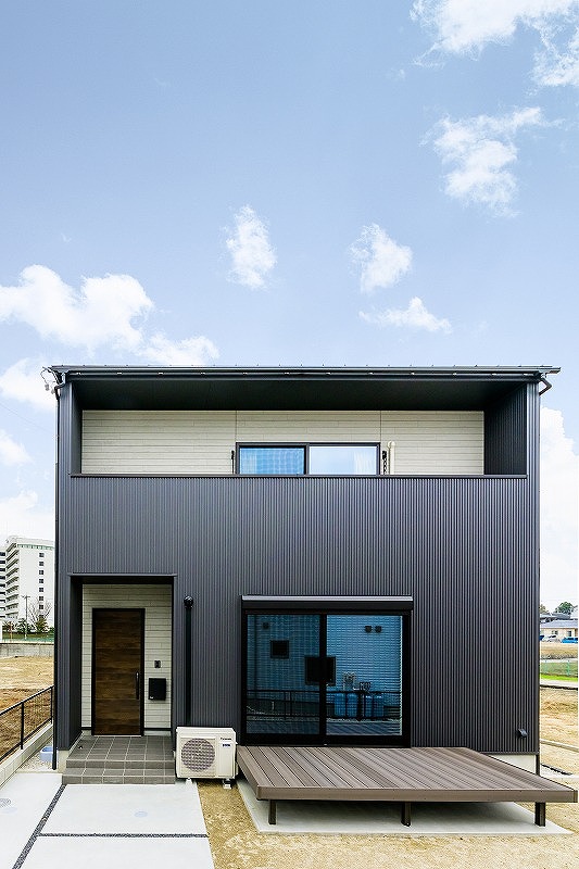 黒と白のコントラストが美しいガルバリム鋼板のかっこいいお家