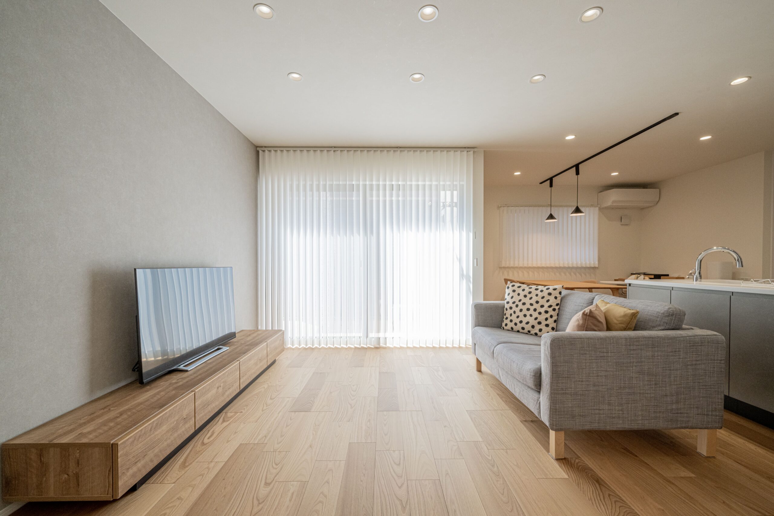 光と木のぬくもりに包まれる、シンプルモダンの住まい