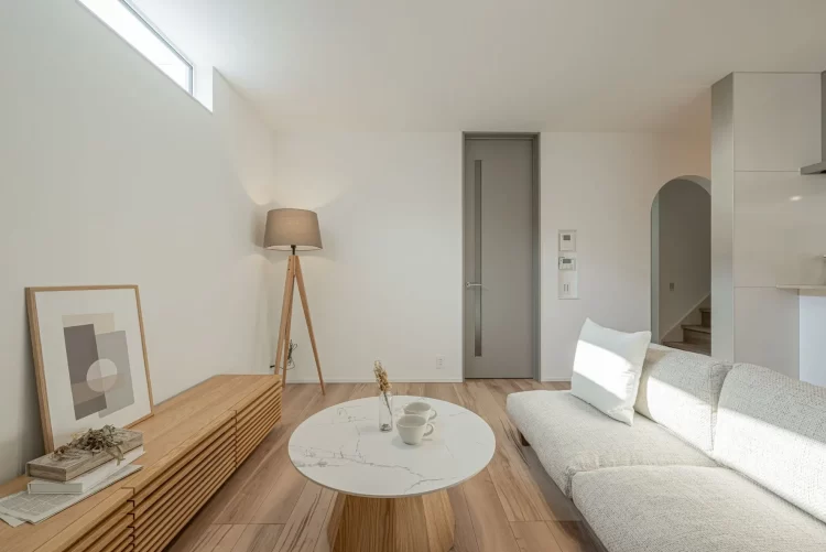 柔らかな光が差し込むナチュラルモダンなリビング。